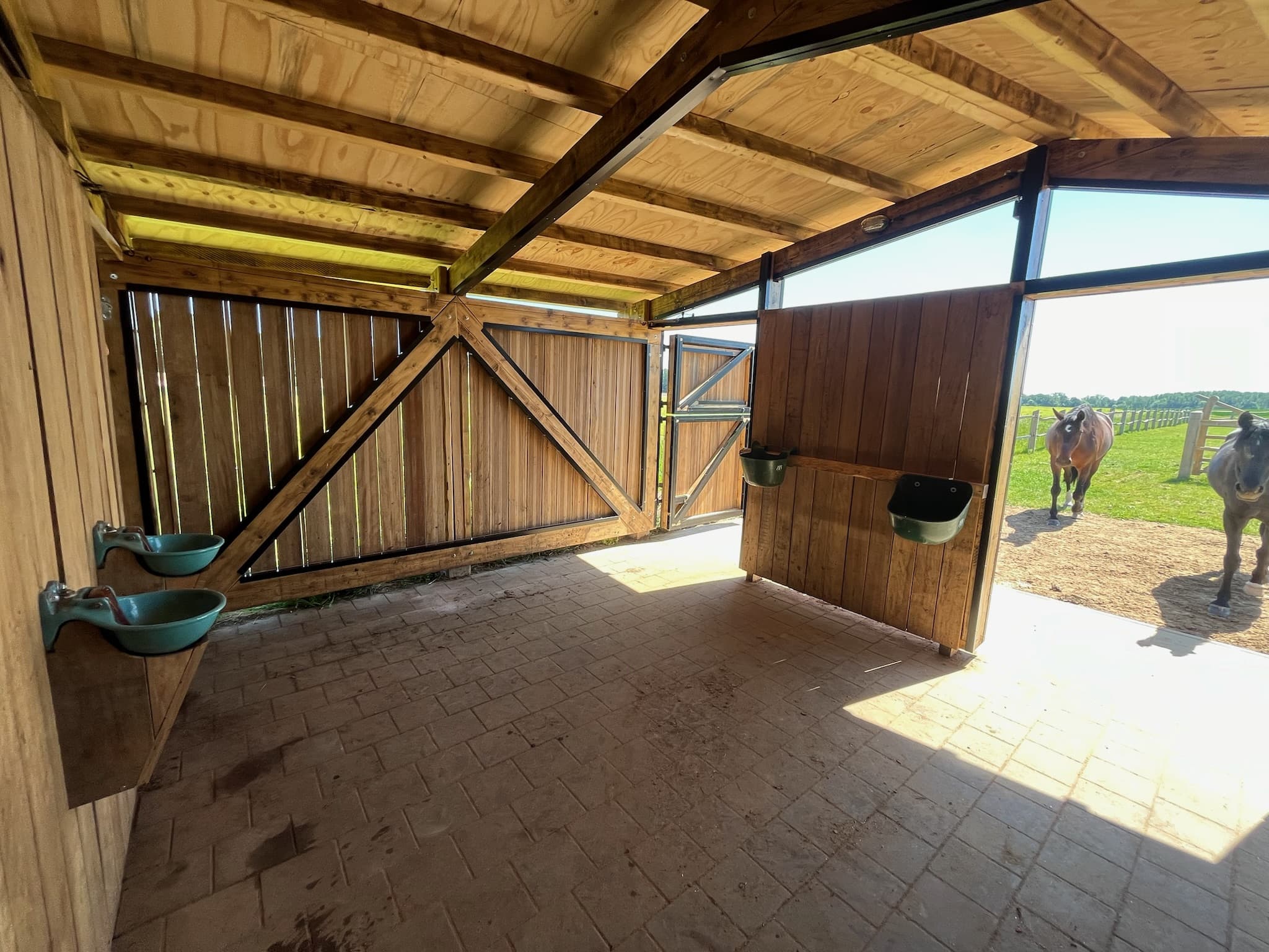 Horse Shed - Image 6